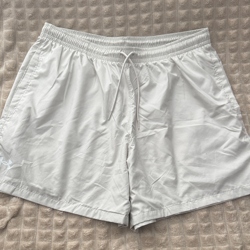 Under Armour Men’s 5.5 volleyball shorts